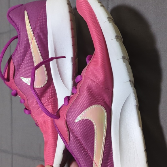 Gently used, adorable tennis shoes. Perfect for a kid. - Picture 6 of 6